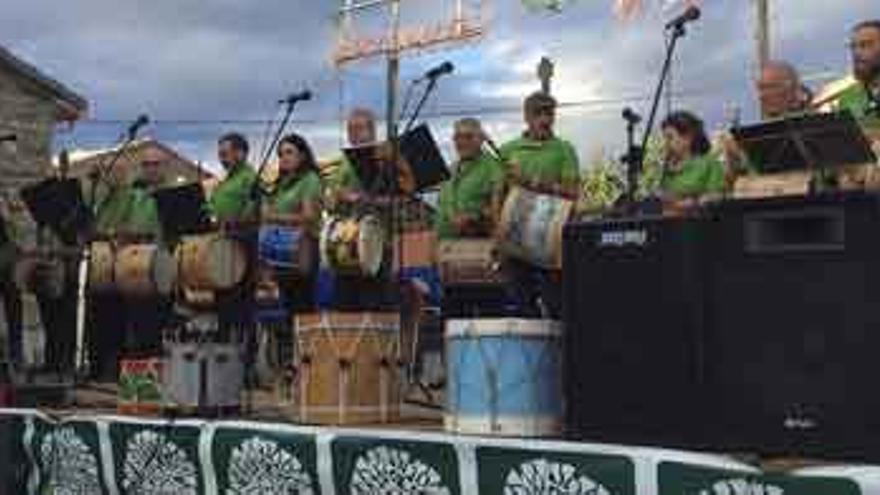 Los miembros de Tamborileros de Zamora, entre los más aplaudidos durante el festival.