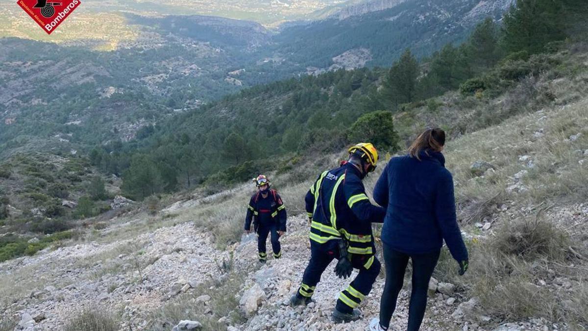 Los bomberos ayudan a bajar a la senderista que se había extraviado
