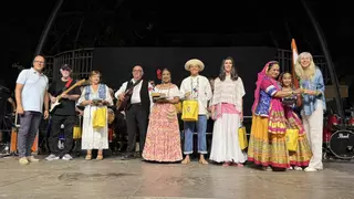 El grupo Coros y Danzas El Encinar de Navalmoral recibe un reconocimiento por la difusión del folklore durante 40 años