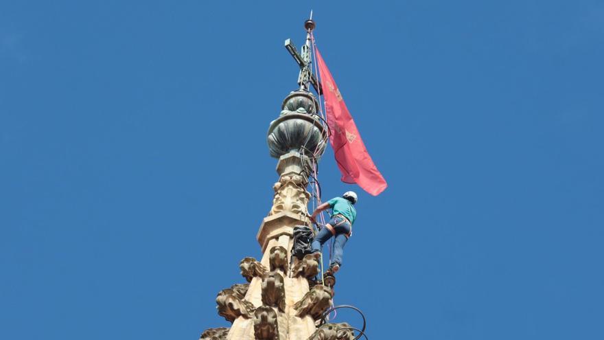 Las banderas de la Perdonanza vuelven a ondear en la torre de la Catedral