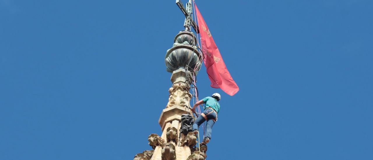 Las banderas de la Perdonanza vuelven a ondear en la torre de la Catedral