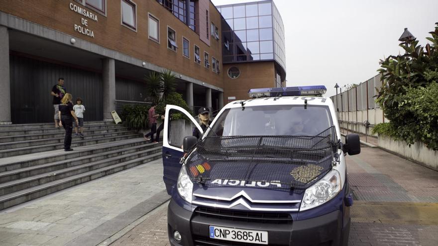 Detenido en Gijón por amenazar con una maza a un vecino y a su hija de 9 años