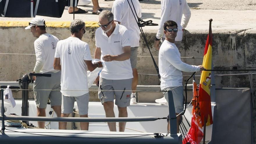 Felipe VI se estrena en el Hispania, el nuevo barco de la Armada, en la bahía de Palma