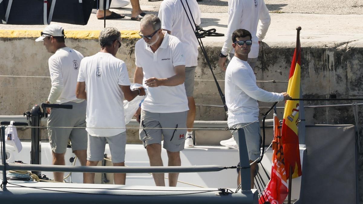 Felipe VI se estrena en el Hispania, el nuevo barco de la Armada, en la bahía de Palma