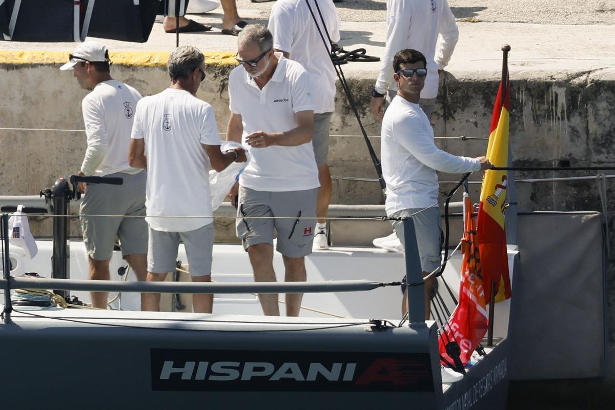 PALMA, 03/08/2026.- El rey Felipe VI en el barco Hispania con el que compite por primera vez en la Copa del Rey de vela, este lunes, en la Estación Naval de Porto Pi . EFE/ Ballesteros