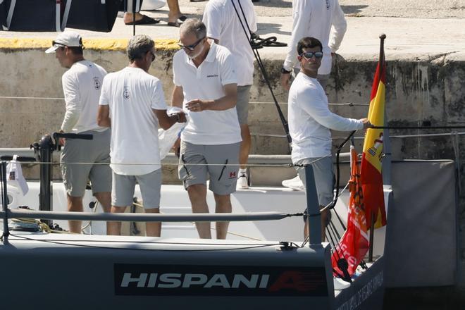 Felipe VI se estrena en el Hispania, el nuevo barco de la Armada, en la bahía de Palma
