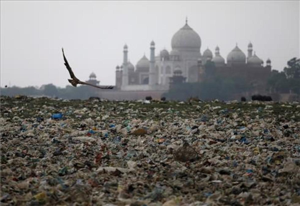 Basura cerca del Taj Mahal, cada vez más afectado por la contaminación. Basura cerca del Taj Mahal, cada vez más afectado por la contaminación.