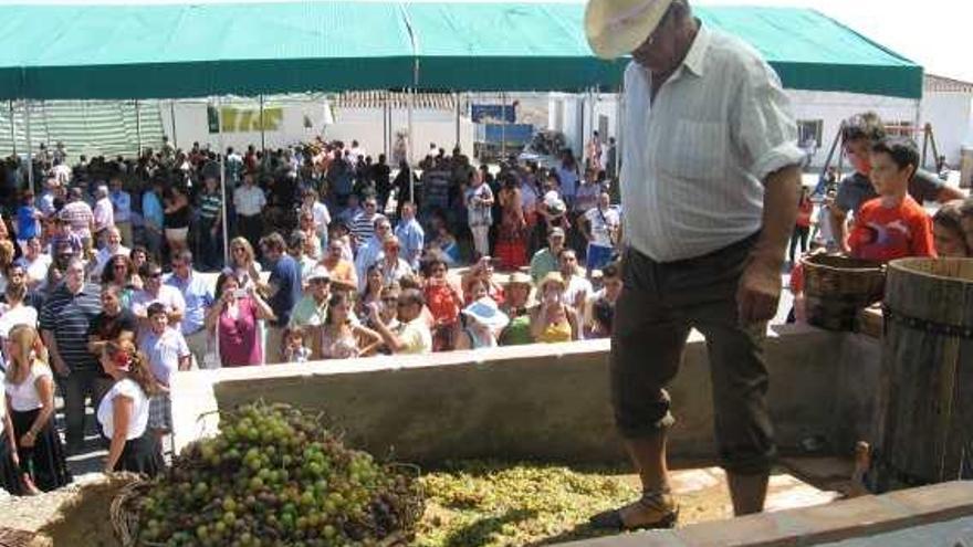 Recreación de la antigua pisa de la uva en Moclinejo.