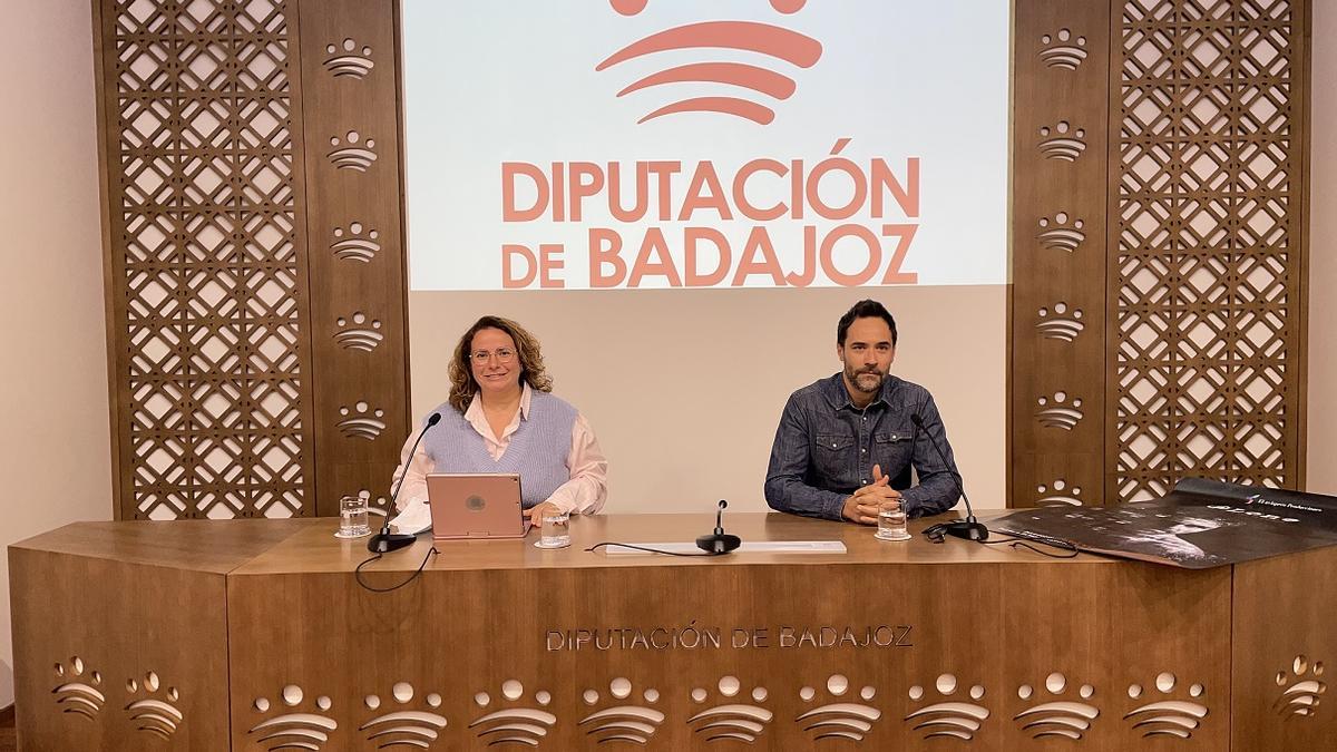 La diputada provincial Cristina Valadés y el actor Simón Ferrero, ayer.