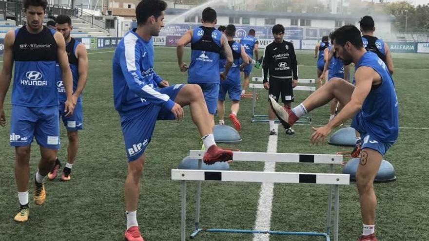 Los jugadores del Atlético Baleares en el entrenamiento de ayer en Son Malferit.