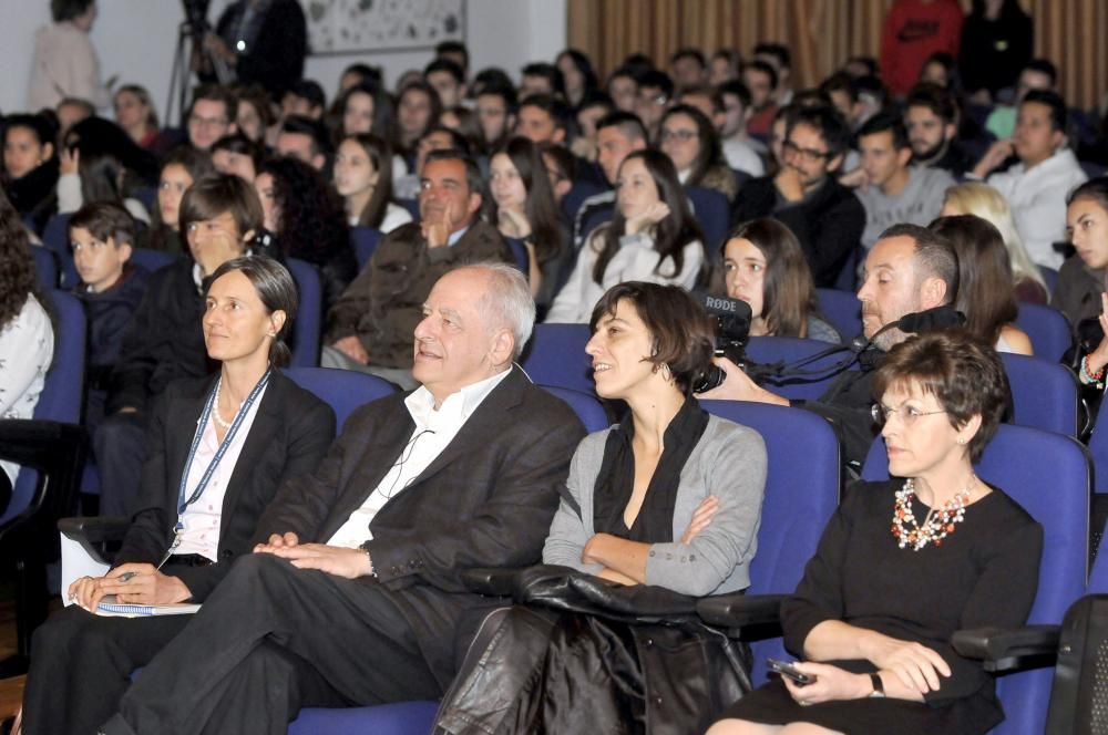 William Kentridge visita un instituto de Mieres