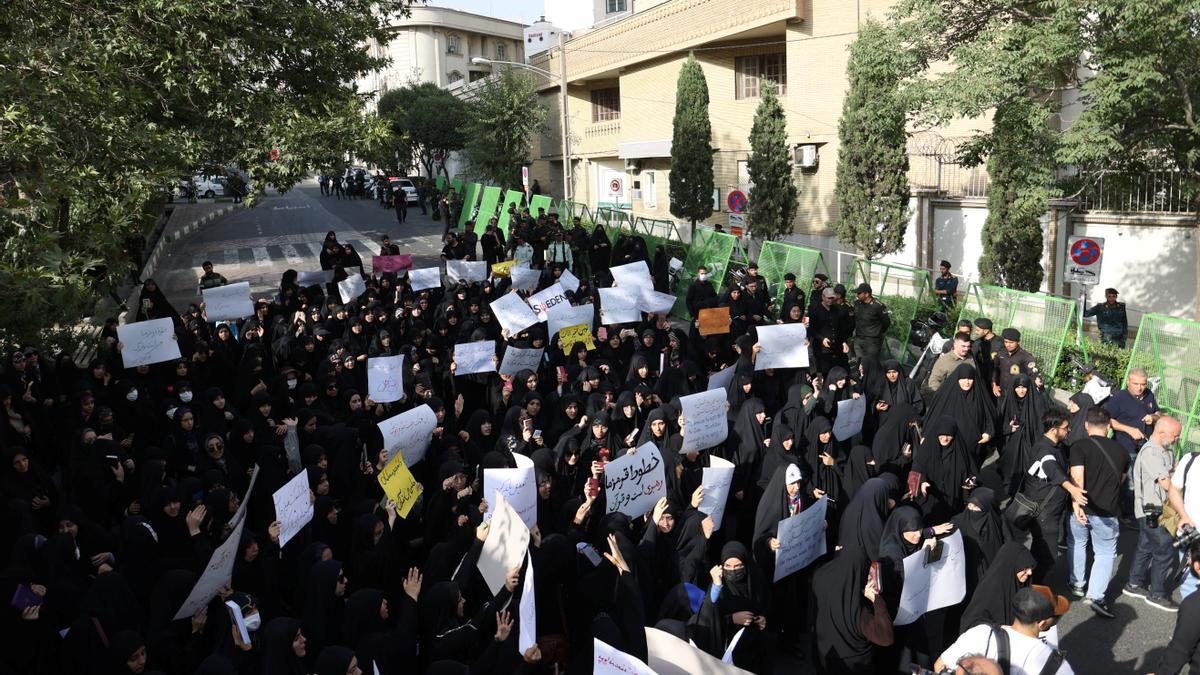Protestas frente a la embajada de Suecia en Irán