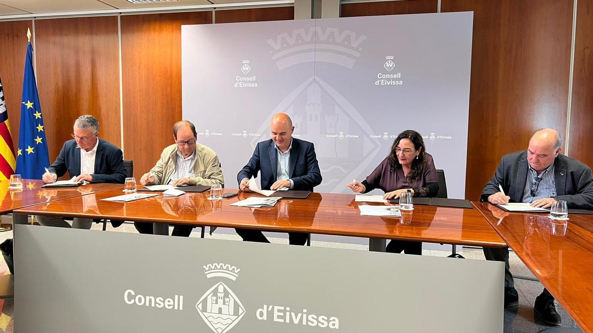 De izquierda a derecha: Alfonso Rojo, José Antonio Roselló, Vicent Marí, Consuelo López y Fernando Fernández firman el acta de constitución.