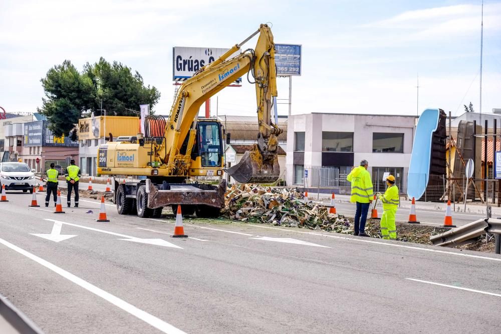 El vuelco de un camión lleno de bajocas corta la A