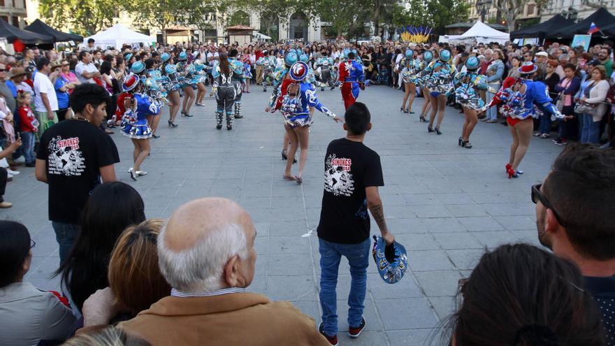 Actos por la diversidad cultural en la plaza del Ayuntamiento