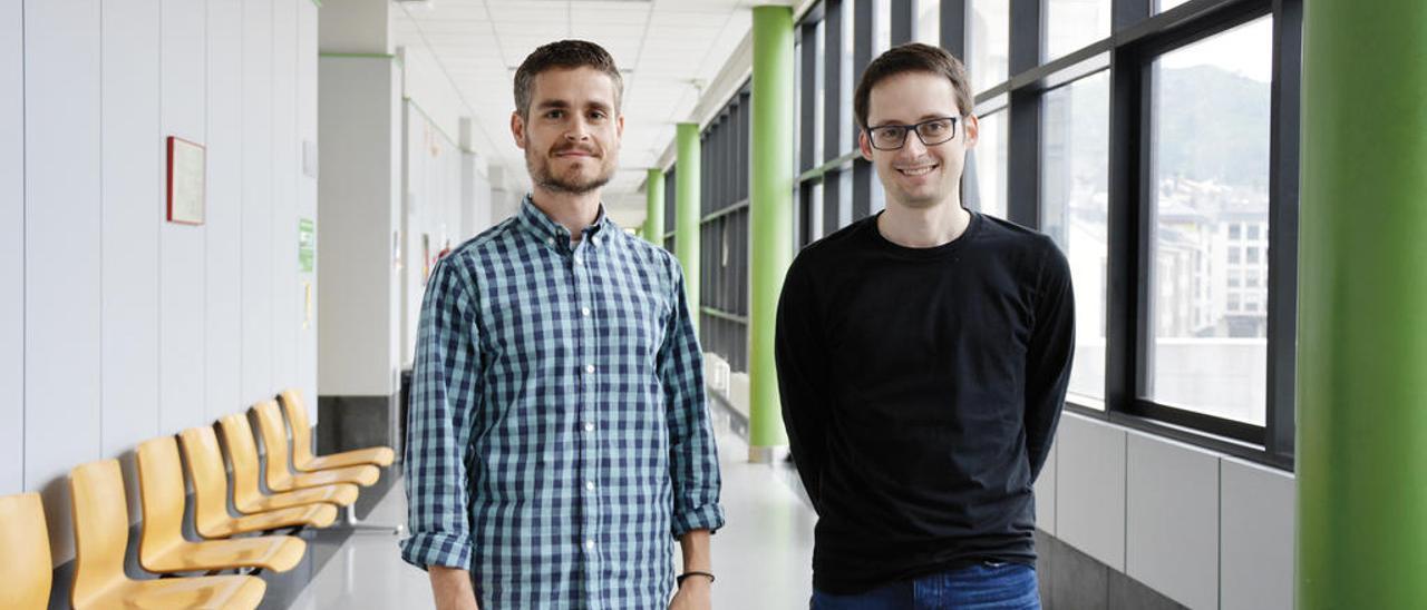 Miguel Reboiro Jato (izq.) y Daniel Gónzález Peña, de la Escuela Superior de Ingeniería Informática.