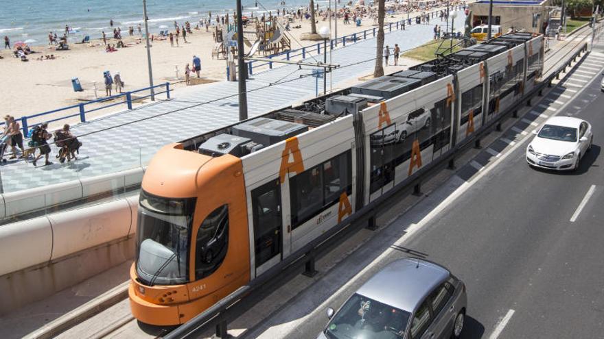 El Tram circula frente al Postiguet