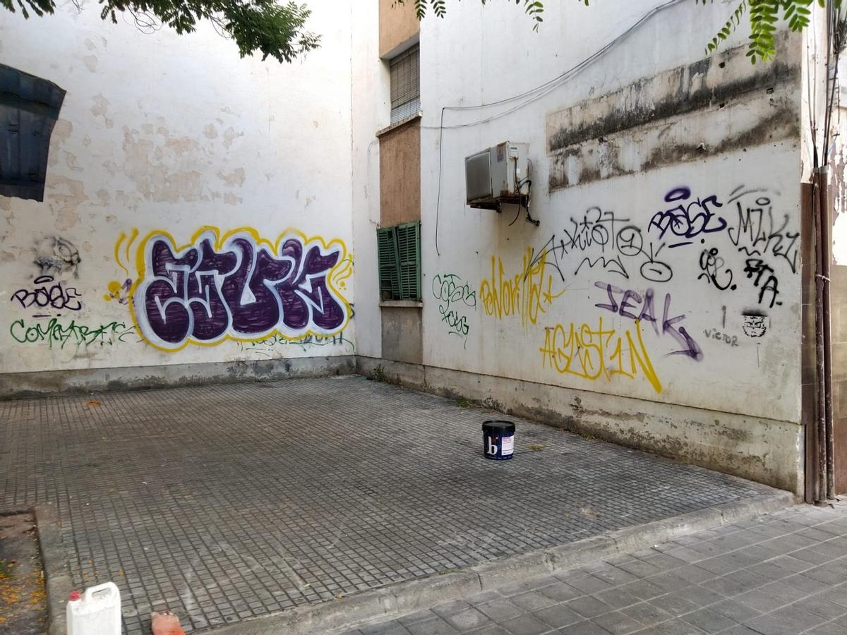 Emaya elimina 77 grafitis en Son Gotleu y recupera 270 metros cuadrados de fachadas
