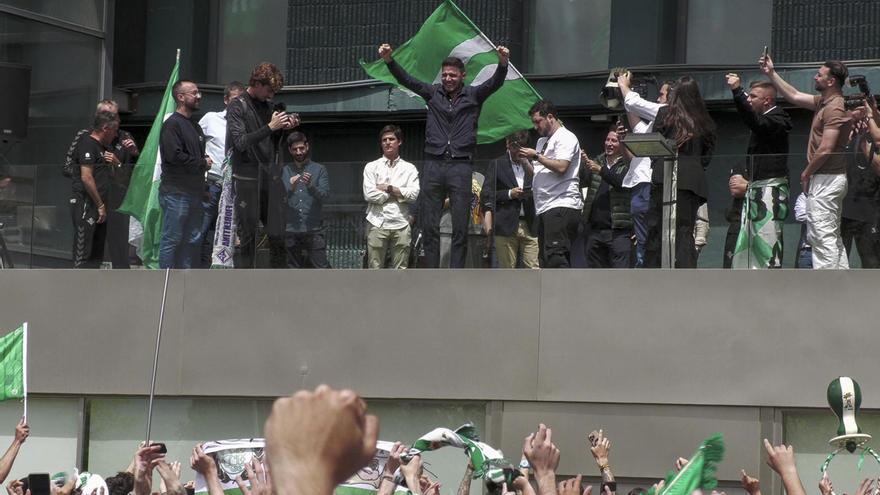 Recibimiento eufórico al Betis tras su pase a la final de la Conference League
