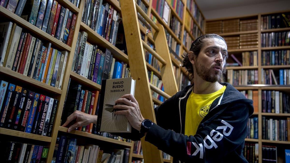 El escritor Emilio Bueso, en la librería Gigamesh.