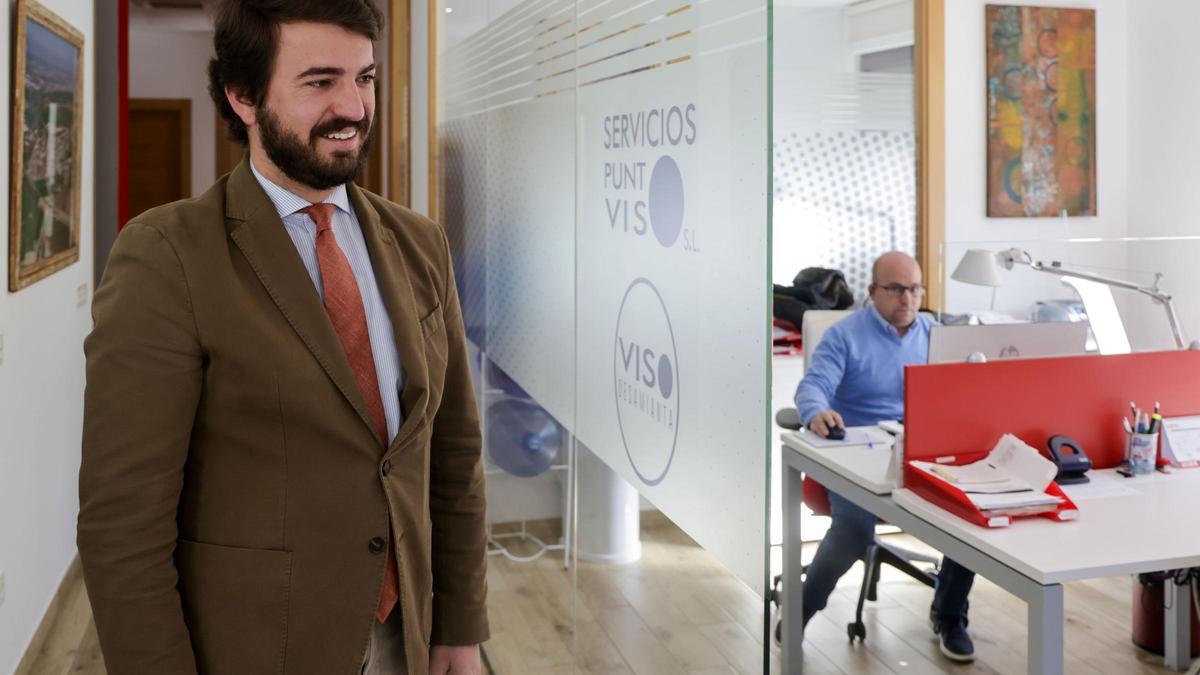 El vicepresidente de la Junta de Castilla y León, Juan García-Gallardo, visita dos empresas en Carbajosa de la Sagrada (Salamanca) el pasado mes de abril.