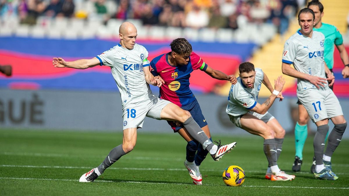 Lamine Yamal inicia una jugada de ataque durante el Barça-Alavés en Montjuïc.