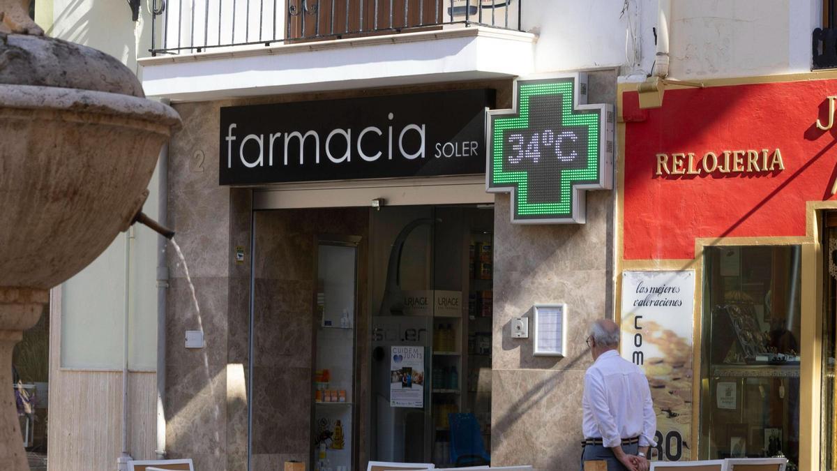 Un termómetro de una farmacia de Xàtiva marca una temperatura de 34 grados a las seis de la tarde, el pasado 29 de mayo.