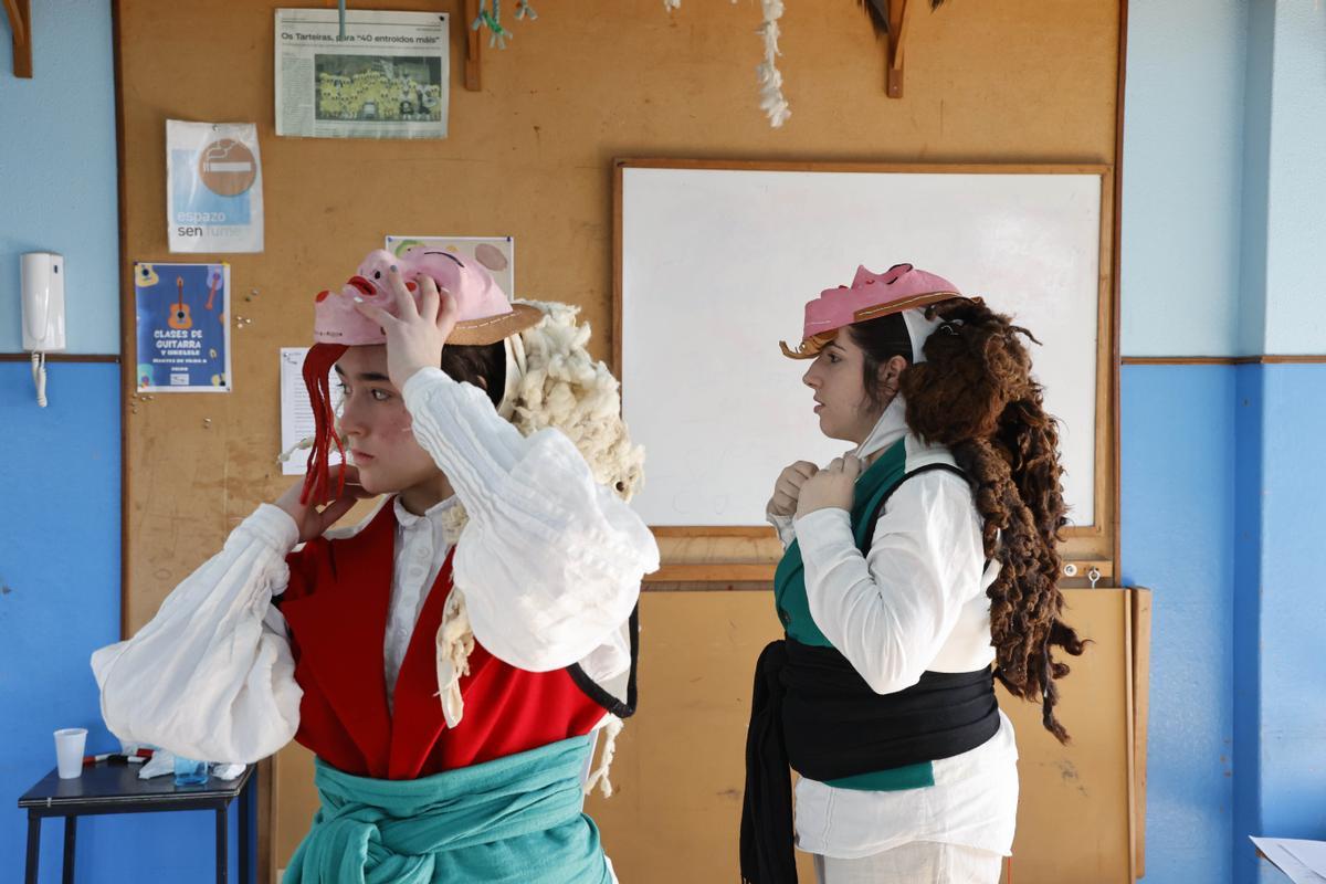 Meira Paz y Alexandra López, ayer, vistiéndose de merdeiras.