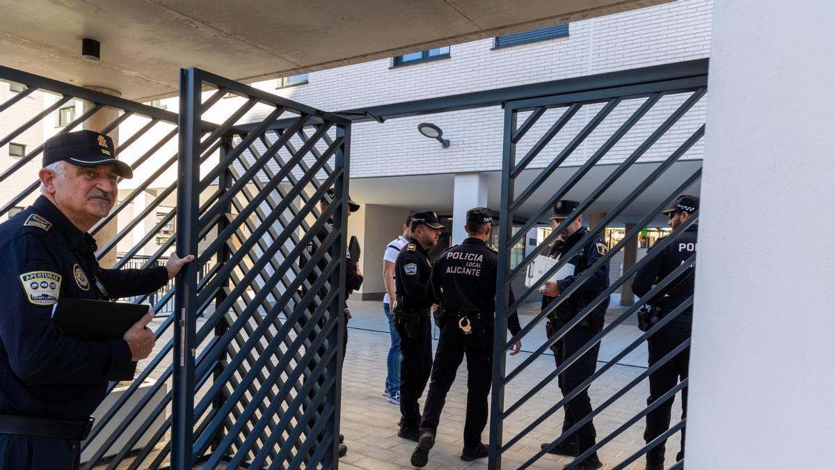 La inspección policial en el residencial Les Naus, con el agente Antonio Tomás Santana en primer término
