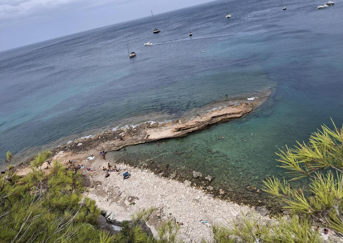 La Caleta insualmente vacía de bañistas y de embarcaciones