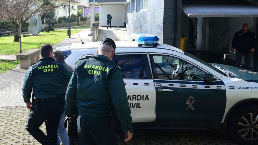 La Guardia Civil ayer con el acusado en el juzgado.   | // G.NÚÑEZ