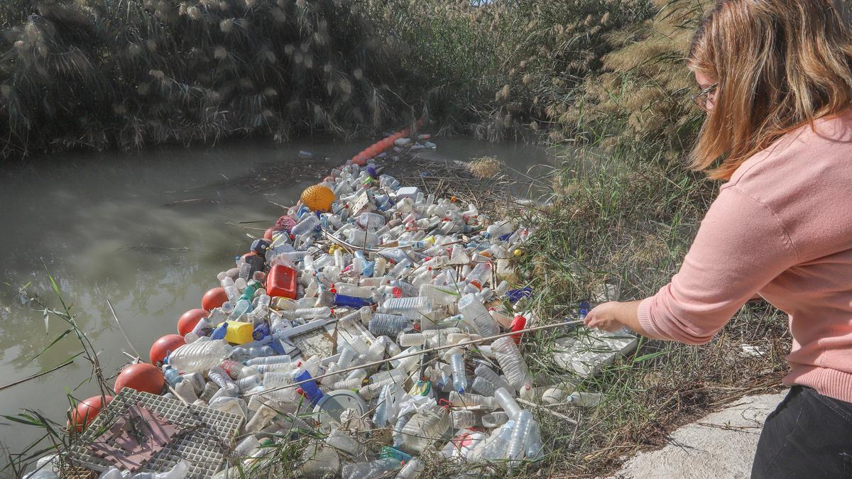 Malla de retención de residuos sólidos flotantes instalada por la CHS y mantenida por el Ayuntamiento en el cauce del Segura en Ociopía antes de entrar en el casco urbano