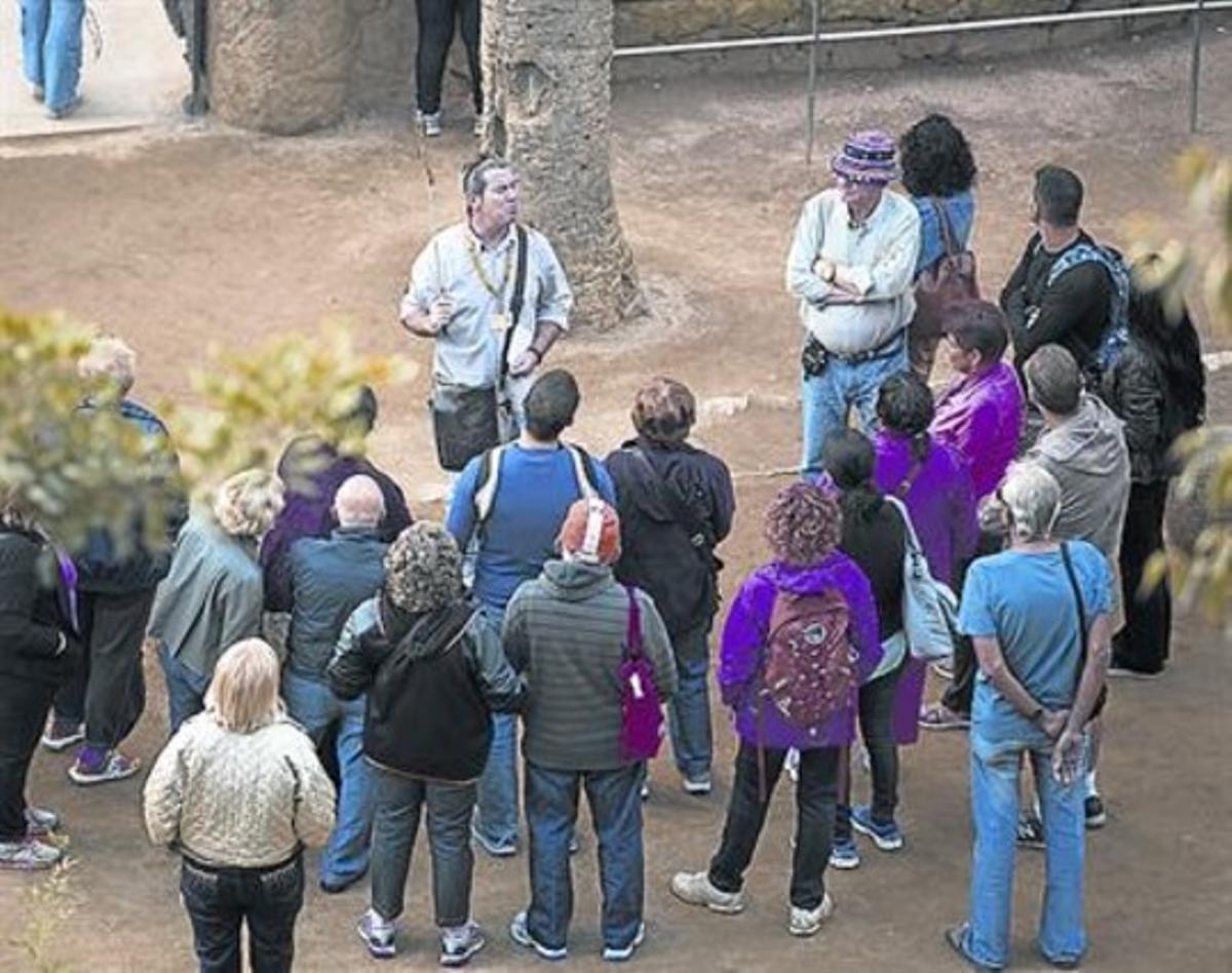 Un guia acreditat, al parc Güell, el setembre passat. Un guia acreditat, al parc Güell, el setembre passat.