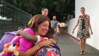 Más de 100.000 alumnos canarios se despiden del verano y vuelven al 'cole' entre madrugones y nervios
