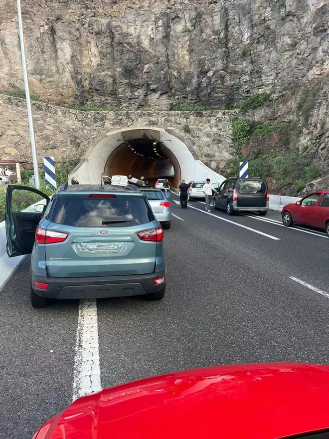 Dos jóvenes heridas por el vuelco de un coche en el puente de Silva