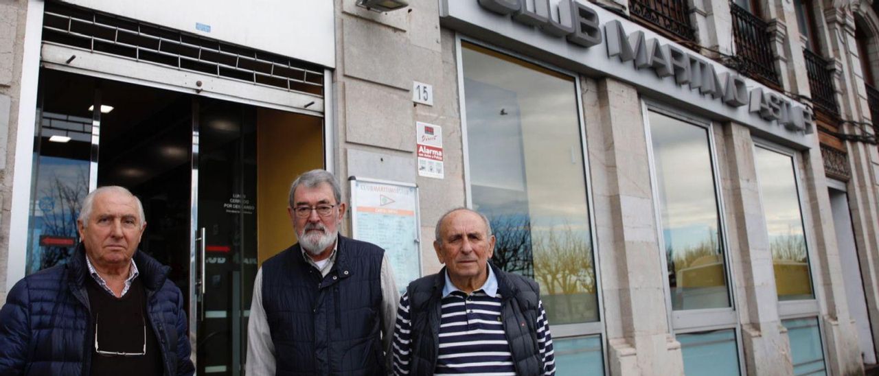 Por la izquierda, Antonio Pérez, Jorge Malo y Justino Miravalles, a las puertas del local social del Club Marítimo Astur.