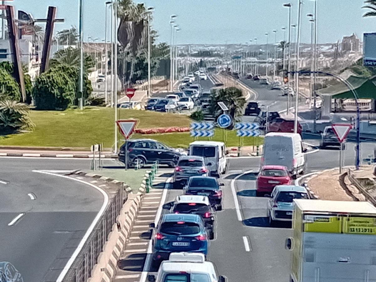 La glorieta de Punta Prima de la N-332 en Torrevieja ya tiene los semáforos inteligentes, aunque de momento solo en ámbar