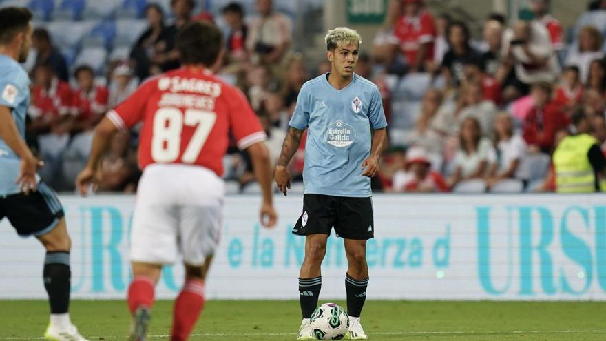 Hugo Sotelo, con la pelota durante el partido ante el Benfica.  // RCCelta