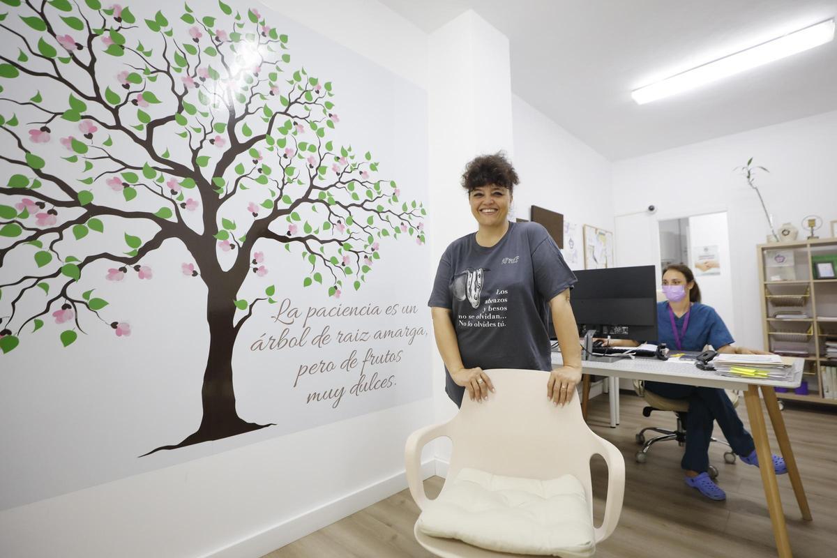 Rosa Sánchez, presidenta de Afaef, en el interior de las instalaciones de la asociación.