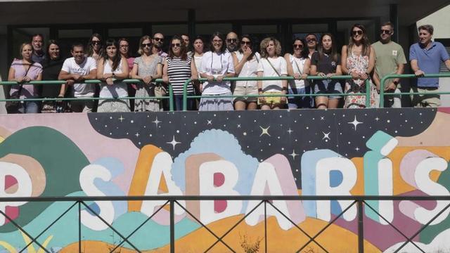 Madres y padres de los alumnos de 2.º de Primaria del CEP Sabarís, en la entrada del colegio.