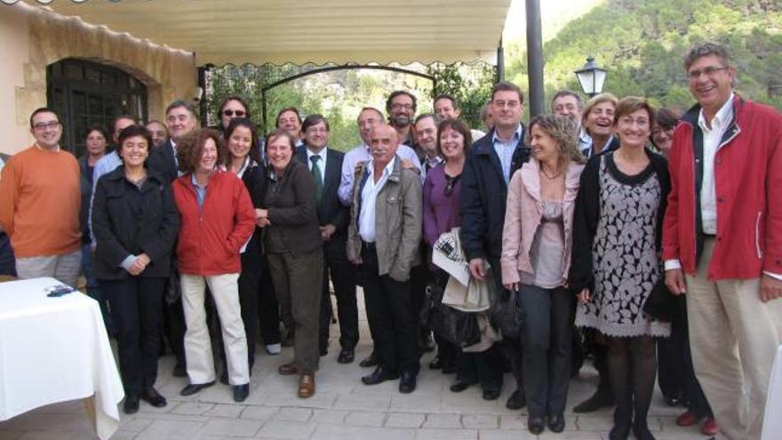 THomàs, con la red centinela. El conseller de Salud, Vicenç Thomàs, se reunió ayer en Alaró con los facultativos de la red centinela, el dispositivo encargado de la vigilancia epidemiológica de la comunidad. El nuevo virus de la gripe A centró la reunión anual celebrada ayer.