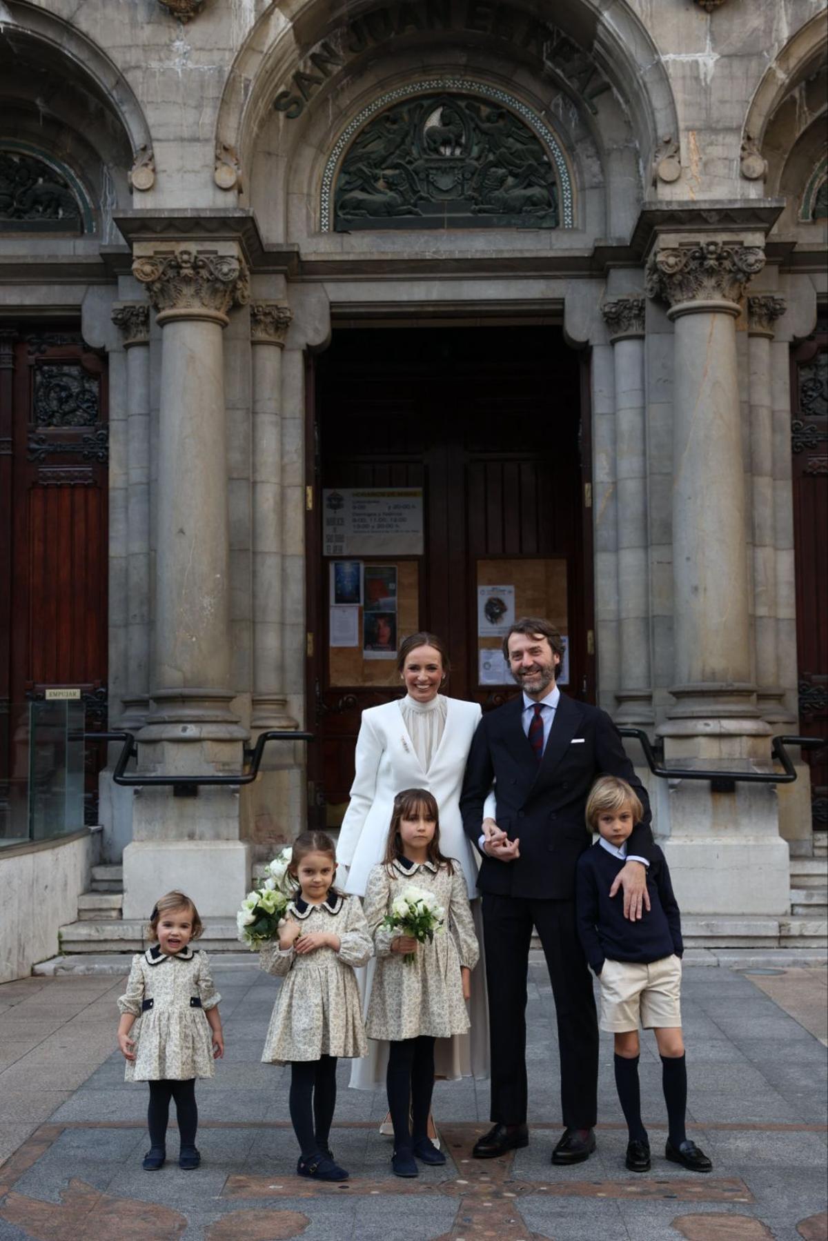 Ana García-Gayoso y Gonzalo Somolinos posan delante de San Juan con sus hijos: Por la izq, Olimpia, Ana, Elena y Lisardo.