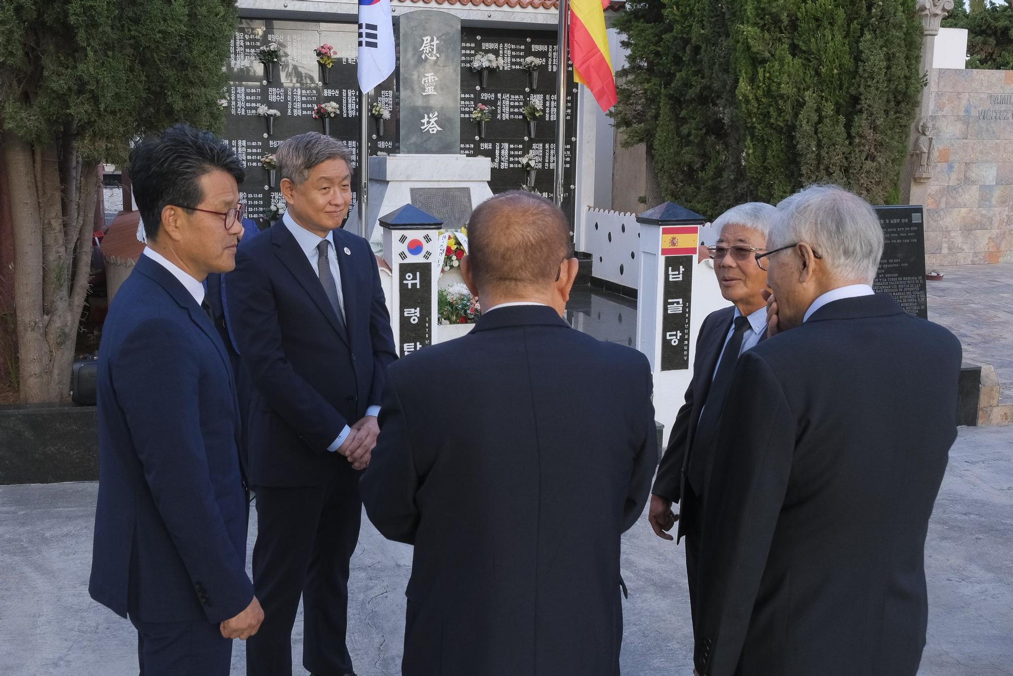 Ofrenda floral a los marinos coreanos fallecidos en Gran Canaria