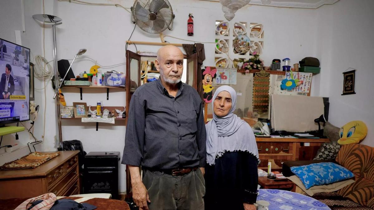 Mohamed y su mujer en la vivienda con peligro de derrumbe.