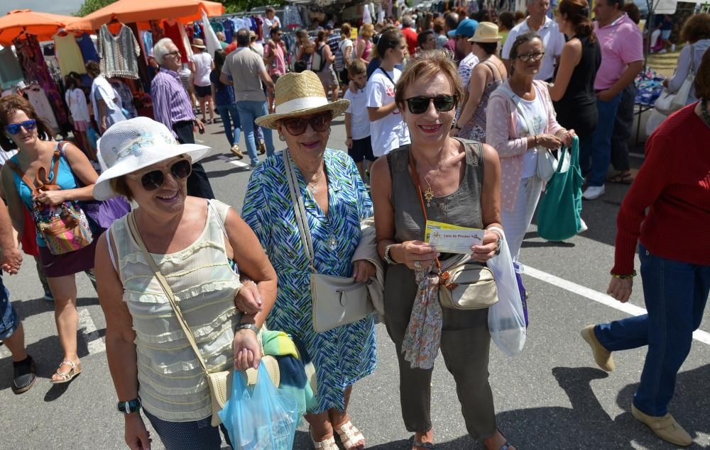 Los turistas abarrotan la feria de Portonovo