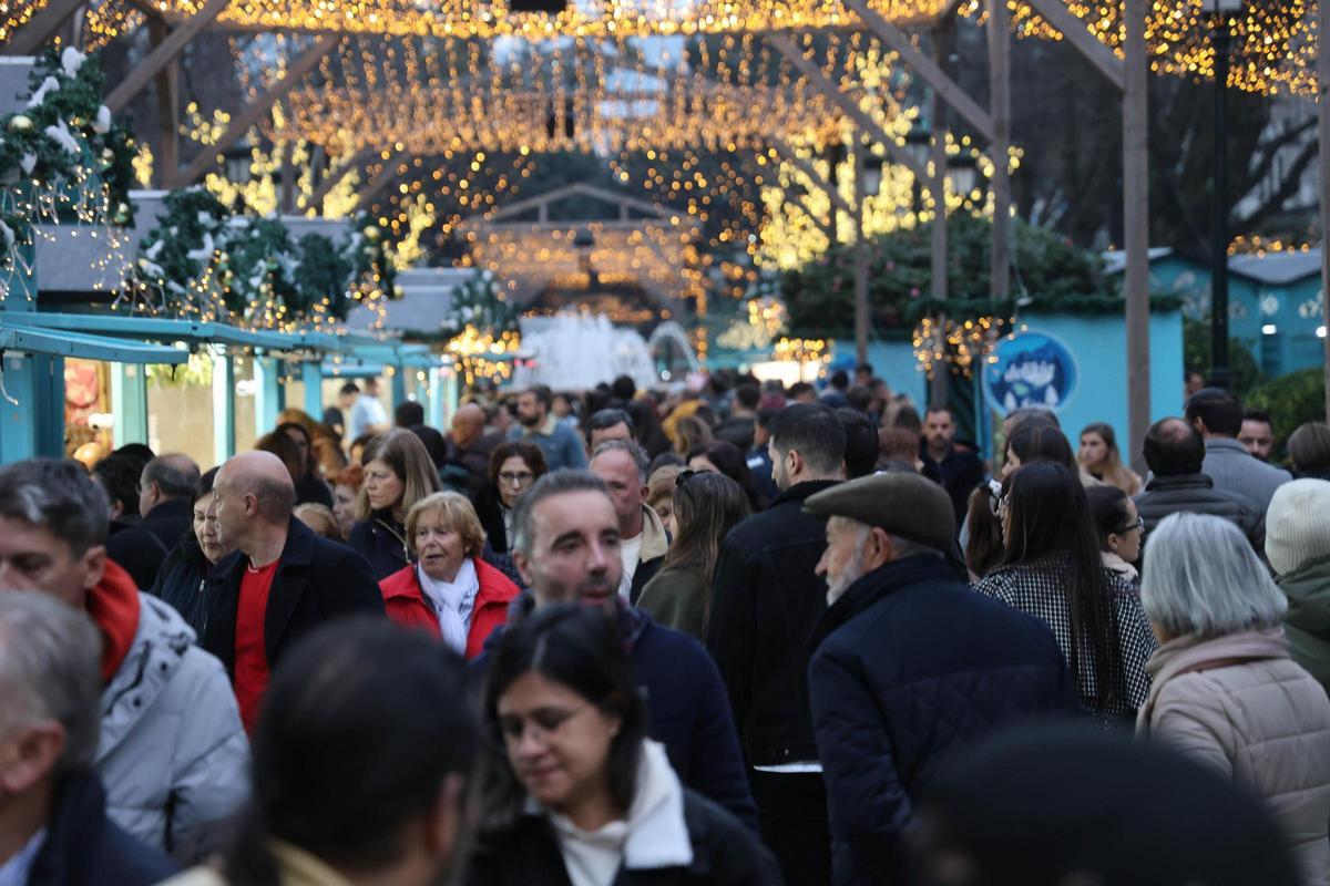 Un Belén Monumental y las calles llenas en el primer domingo navideño