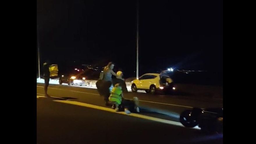 Conductores esquivan a un motorista tirado en la calzada en Tenerife