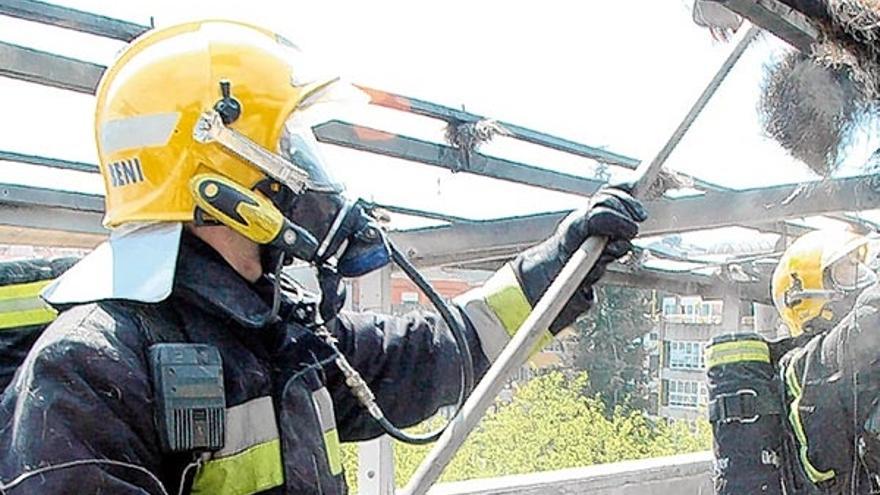 Los 16 bomberos trabajan en turnos diarios de tres personas.