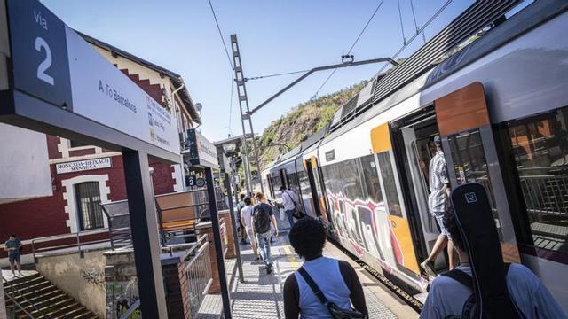 Un tren de Rodalies parat a l’estació de Montcada i Reixac. | MANU MITRU
