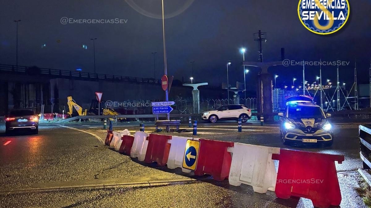 La carretera SE-20 cortada por los daños del temporal